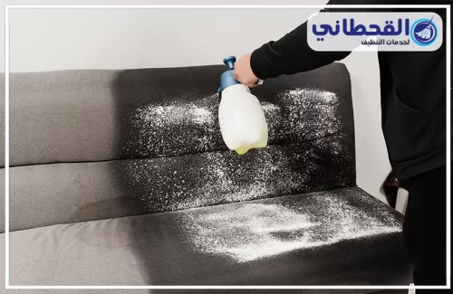تنظيف المجالس بالبخار بالرياض | 0548145142 | شركة القحطاني يقوم أحد الأفراد بوضع محلول التنظيف الأبيض على الأريكة، وهو ما يمثل خدمة التنظيف في الرياض.