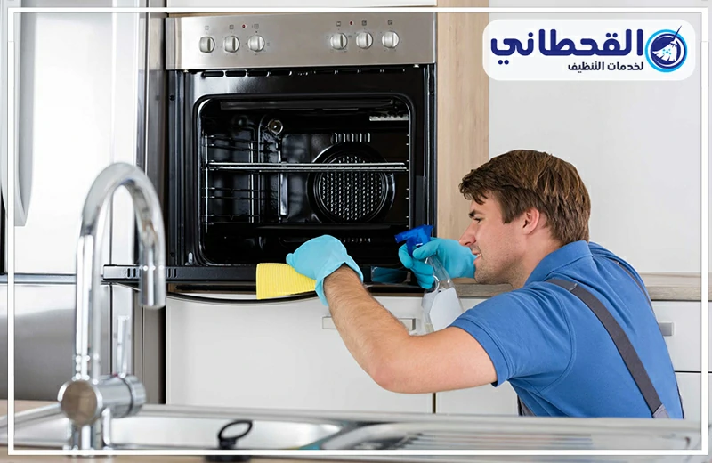تنظيف فرن مدمج بالمطبخ مع الاهتمام بحواف الباب والأسطح الداخلية لإزالة الدهون وآثار الطهي المتراكمة.