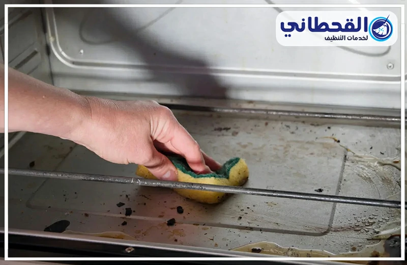 عناية بقاع الفرن لإزالة بقايا الطهي والرواسب الملتصقة واستعادة نظافة حجرة الطهي.