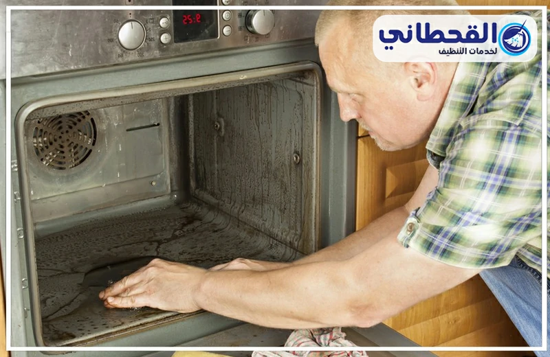 معالجة الدهون والرواسب المتراكمة بداخل الفرن وجدرانه الداخلية لتنظيف آثار الاستخدام واستعادة نظافته.