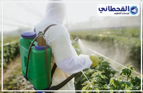 معالجة التربة قبل البناء بالرياض 0548145142 القحطاني عامل يستخدم جهاز رش لمكافحة حشرة الدفان في التربة، لحماية الأساسات من الضرر.
