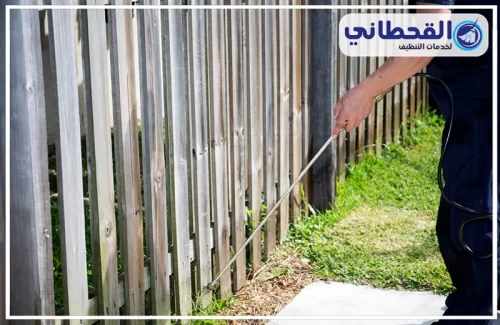 شركة رش دفان بالرياض 0548145142 القحطاني عامل يستخدم جهاز رش لمكافحة حشرة الدفان في المناطق المحيطة بالمباني والحدائق.