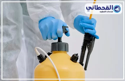 فني شركتنا وهو يقوم بـ مكافحة الأرضة بالرياض باستخدام جهاز رش الضغط العالي