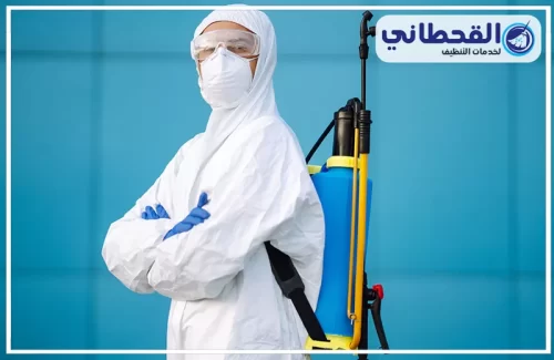 شركة رش دفان في الرياض 0548145142 القحطاني عامل يرتدي زي واقي كامل مع جهاز رش، جاهز لتقديم خدمات التعقيم والحماية.