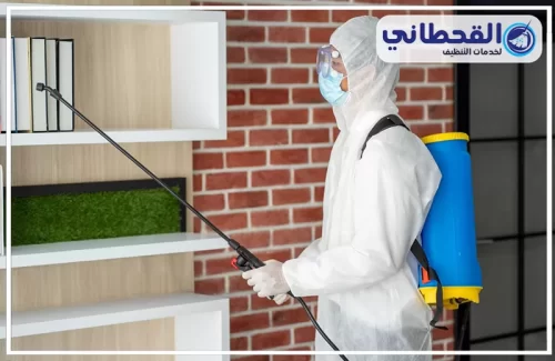 رش الدفان بالرياض 0548145142 القحطاني فني شركتنا وهو يقوم بـ رش الدفان بالرياض في بيئة منزلية، باستخدام معدات متخصصة لضمان العزل والوقاية.