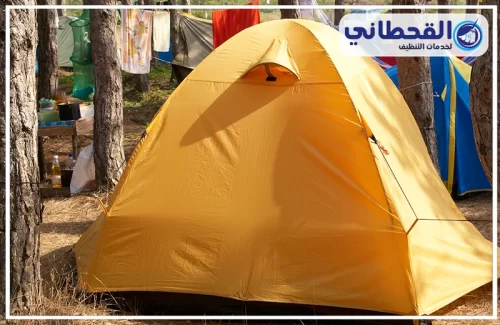 تنظيف خيام مناسبات بالدمام 0548145142 القحطاني خيمة تخييم صفراء داخل موقع مخيم طبيعي بعد تجهيز المكان وتنظيم المعدات.