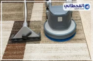 جهاز تنظيف سجاد يجمع بين المكنسة الكهربائية وفرشاة دوارة لإزالة الأوساخ من السجاد بشكل فعال.