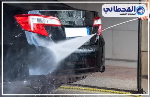 افضل غسيل سيارات سيارات متنقل بعنك 0548145142 القحطاني غسل الجزء الخلفي من سيارة سوداء بضغط ماء قوي داخل موقع تنظيف سيارات