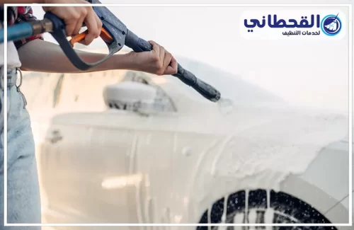 سيارة غسيل سيارات متنقله بعنك 0548145142 القحطاني تنظيف جانب سيارة بيضاء بالرغوة مع استخدام بخاخ غسيل عالي الضغط