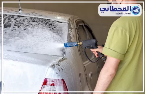 اسعار مغسلة سيارات متنقل بالبخار بعنك 0548145142 القحطاني رش رغوة تنظيف على سيارة فضية لإزالة الأوساخ عن الهيكل الخارجي