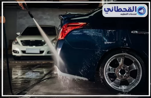 غسيل سيارات بالبخار بعنك 0548145142 القحطاني تنظيف الجهة الخلفية لسيارة داكنة برش ماء قوي داخل مغسلة سيارات
