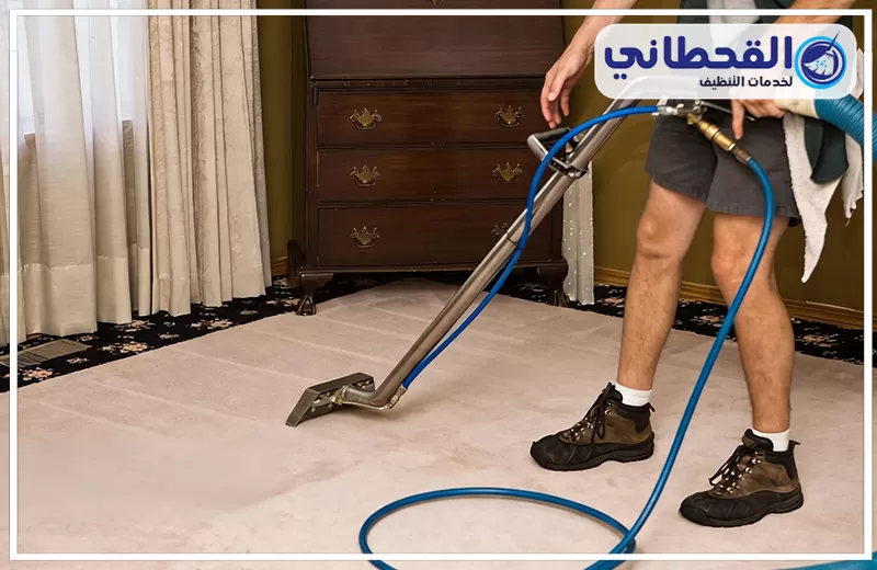 مكنسة تنظيف السجاد بسيهات 0548145142 القحطاني فني من شركتنا يقوم تنظيف سجاد فاتح داخل غرفة باستخدام جهاز شفط وغسيل مخصص لإزالة الأوساخ من الألياف.