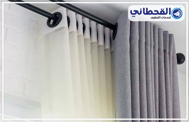 مغسلة ستائر بسيهات 0548145142 القحطاني ستائر رمادية وبيضاء نظيفة معلقة بعناية من مغسلة ستائر بسيهات.
