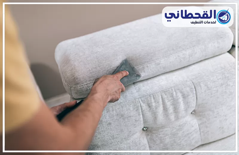 فني شركة تنظيف كنب بسيهات 0548145142 القحطاني فني شركة تنظيف كنب بسيهات يستخدم جهاز الشفط لتنظيف البقع الصعبة من أريكة رمادية.