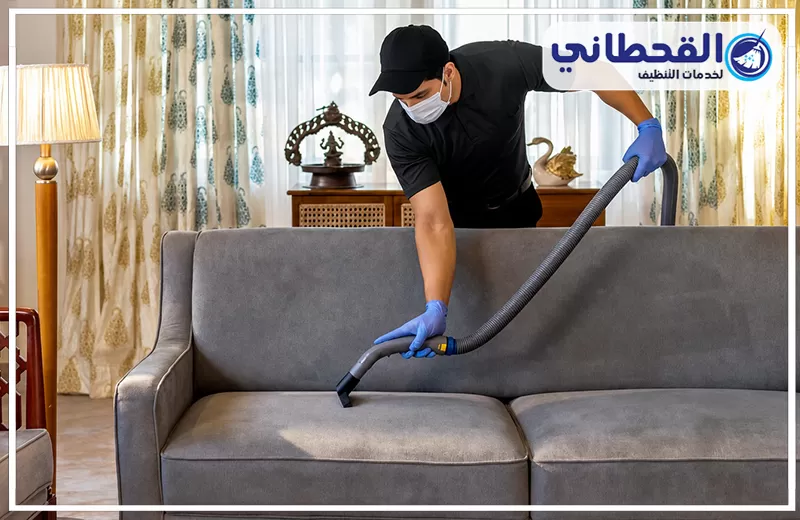 تنظيف كنب بالبخار بعنك 0548145142 شركة القحطاني عامل من القحطاني ينظف الكنب بالمكنسة المخصصة لإزالة الغبار والأتربة من الأقمشة.