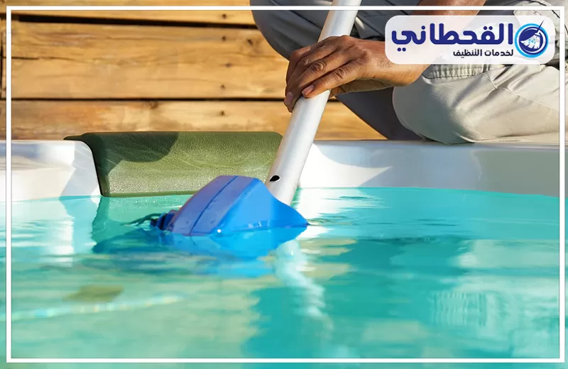 تنظيف حمامات سباحة براس تنورة 0548145142 القحطاني تنظيف حمامات سباحة براس تنورة باستخدام مكنسة يدوية لتنقية المياه وإزالة الأتربة من السطح والقاع.