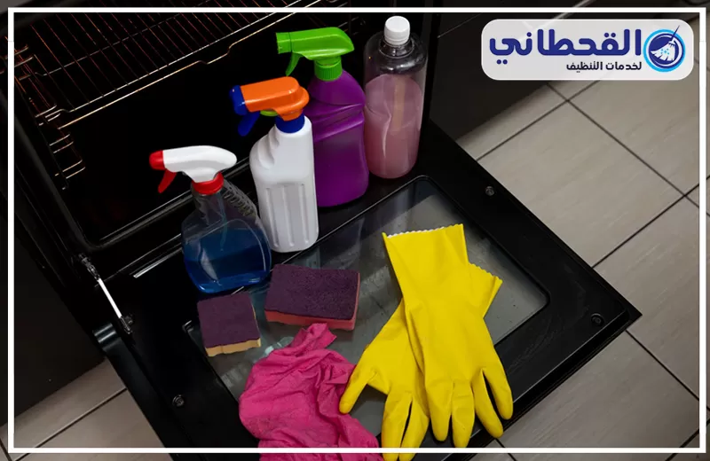 تنظيف فرن كهربائي بالقطيف 0548145142 القحطاني أدوات ومواد التنظيف موضوعة على باب الفرن المفتوح لخدمة تنظيف فرن كهربائي بالقطيف.