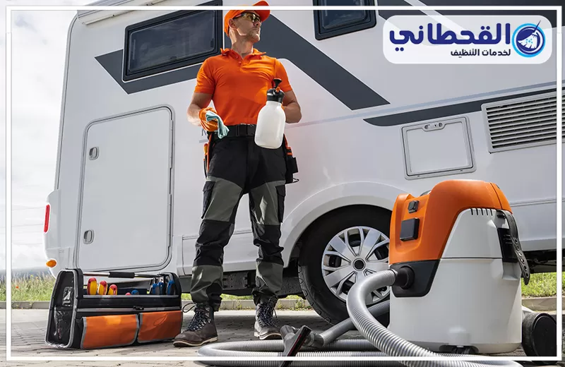عامل ينظف أرضية كرفان متنقل بالرياض باستخدام مكنسة ومعدات تنظيف مناسبة للمساحات الداخلية.