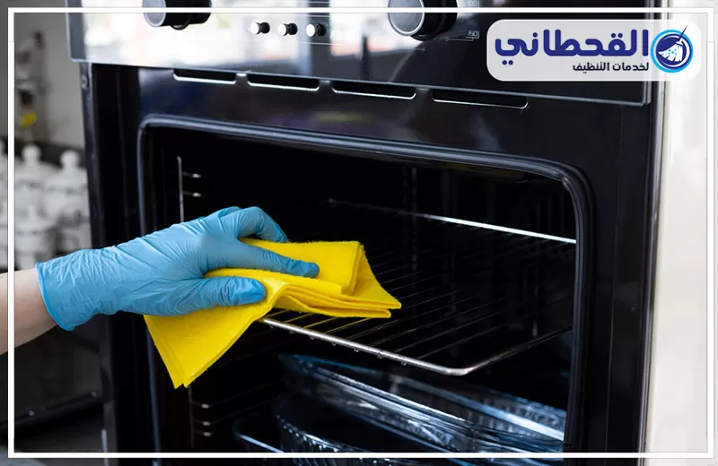 تنظيف فرن الغاز بالقطيف 0548145142 القحطاني فني يرتدي قفازات يرش منظفاً ويمسح بقماش لإتمام تنظيف فرن الغاز بالقطيف.