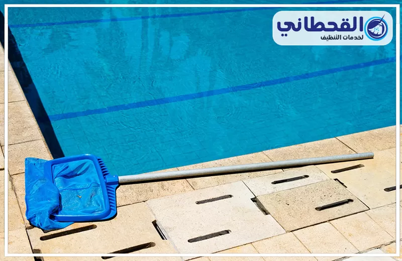 تنظيف مسابح براس تنورة 0548145142 القحطاني تنظيف مسابح براس تنورة واستخدام شبكة كشط لإزالة الشوائب وأوراق الشجر من المسبح.