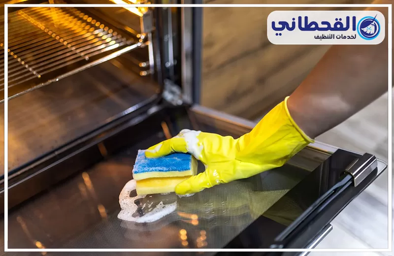 شركة تنظيف أفران بالقطيف 0548145142 شركة القحطاني فني من شركة تنظيف أفران بالقطيف يقوم بتنظيف باب فرن زجاجي باستخدام اسفنجة وقفاز.