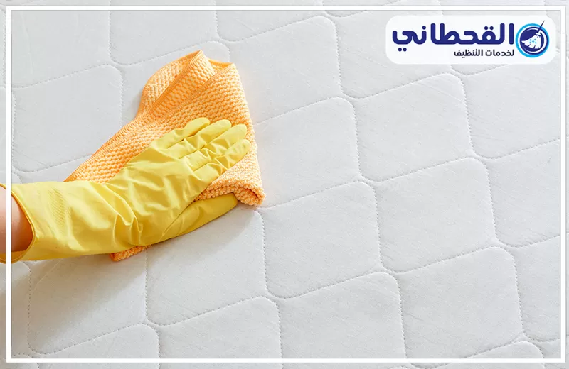 تنظيف مراتب السرير بالقطيف 0548145142 القحطاني تنظيف مراتب السرير بالقطيف: يد بقفاز تمسح مرتبة بقطعة قماش.