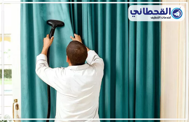 شركة تنظيف ستائر بسيهات 0548145142 القحطاني عامل ينظف ستائر زرقاء بالبخار من شركة تنظيف ستائر بسيهات.