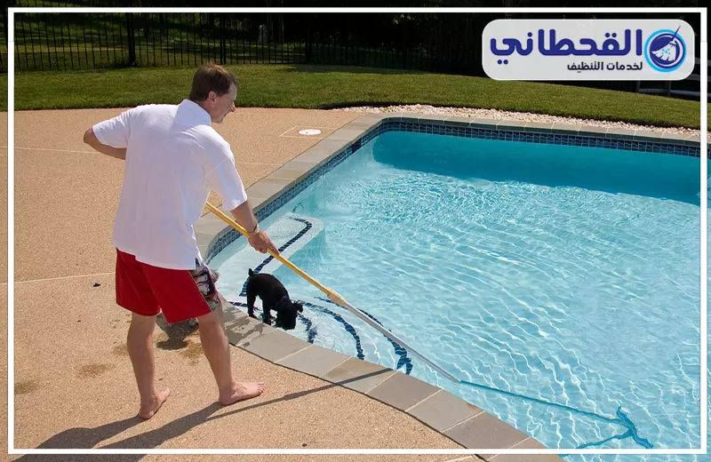 تنظيف مسابح بالقطيف 0548145142 القحطاني فني ينظف مسبح باستخدام مكنسة يدوية، خدمة تنظيف مسابح بالقطيف من القحطاني.