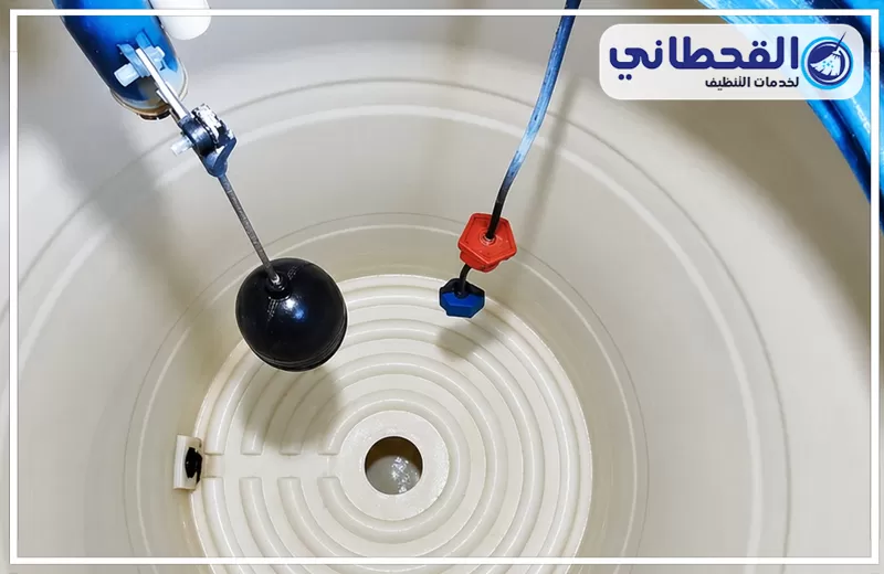 تنظيف خزانات الخرسانة بالخبر 0548145142 شركة القحطاني. خزان مياه أبيض وأزرق مع خرطوم متصل به، يرمز إلى خدمات شركة تنظيف خزانات بالخبر.