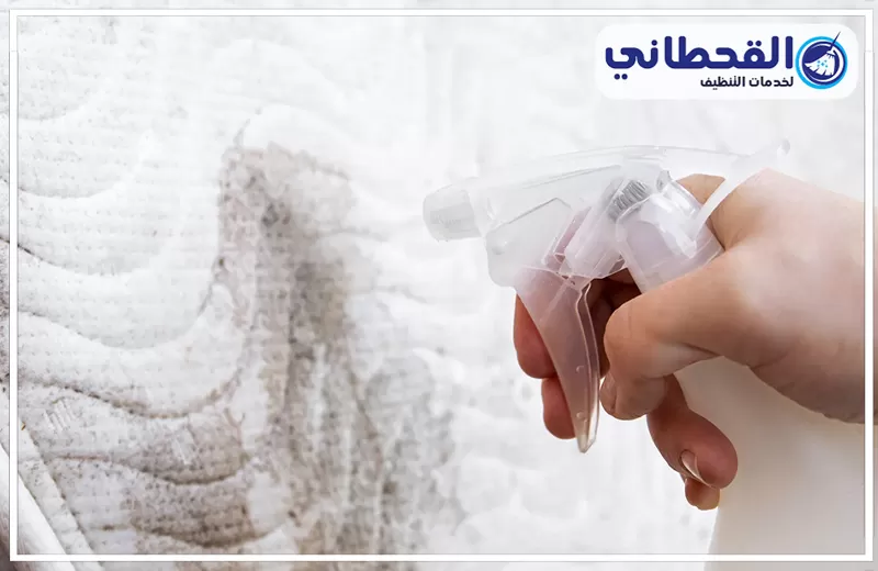 تنظيف المراتب بالكربونات والخل بالظهران 0548145142 شركة القحطاني رش مادة تنظيف على مرتبة السرير لمعالجة البقع والروائح قبل التنظيف العميق.