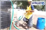 غسيل الخزان الخارجي والعلوي باستخدام معدات ضغط المياه أثناء تنفيذ الخدمة.