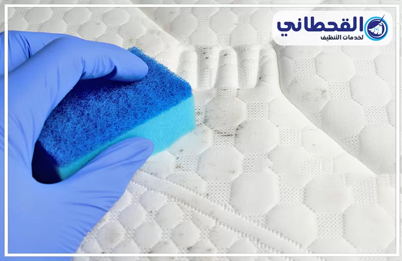 تنظيف المراتب الاسفنج بالظهران 0548145142 شركة القحطاني معالجة بقع مرتبة السرير يدويًا باستخدام إسفنجة تنظيف مناسبة للقماش.