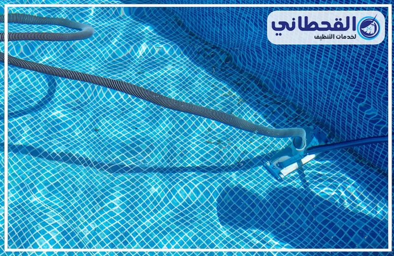 صيانة فلاتر ومضخات المسابح بعنك 0548145142 شركة القحطاني. صورة لبركة سباحة مع خرطوم، تعكس خدمات شركة تنظيف المسابح بعنك.