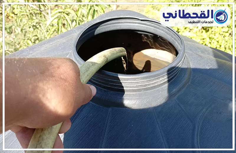 اسعار شركة تنظيف خزانات بعنك 0548145142 شركة القحطاني الصورة تُظهر عملية تعبئة خزان مياه علوي بلاستيكي باستخدام خرطوم داخل فتحة الخزان، مع ظهور شعار القحطاني لخدمات التنظيف أعلى الصورة.