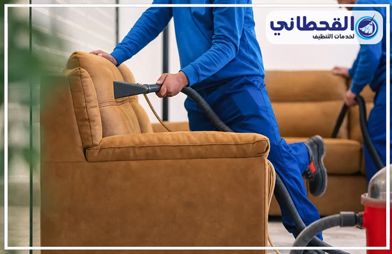 إزالة بقع الكنب وتعقيمه بعنك 0548145142 شركة القحطاني تنظيف كنب بني من القحطاني باستخدام جهاز شفط مخصص لإزالة الأتربة والبقع من القماش.