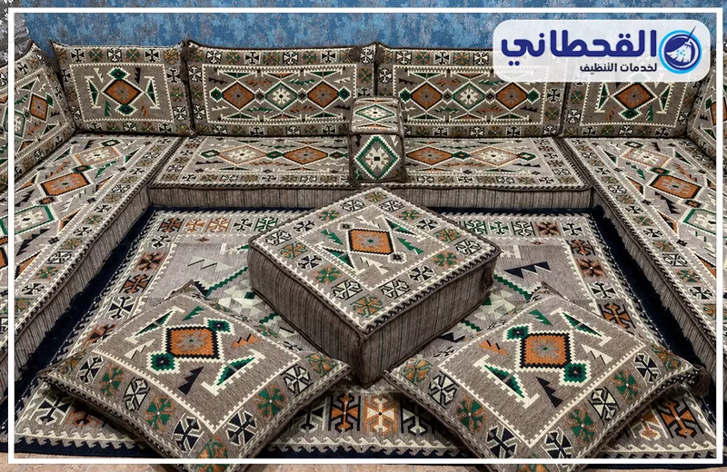 تنظيف مجالس بالبخار بالظهران 0548145142 شركة القحطاني. مجلس عربي رمادي مزخرف بنقوش هندسية مع وسائد أرضية وطاولة وسط وسجادة متناسقة وشعار القحطاني للتنظيف.