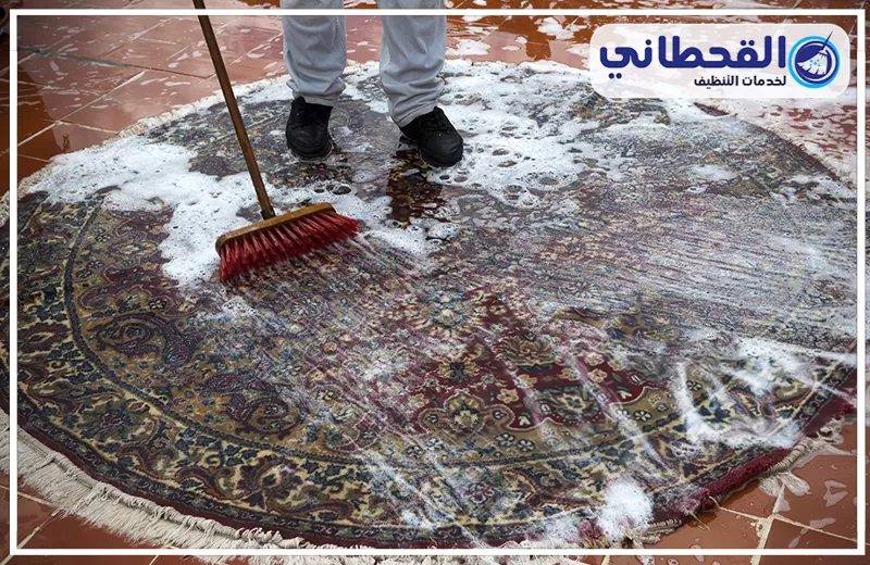 تنظيف مجالس وكنب بالبخار براس تنورة 0548145142 شركة القحطاني تنظيف سجادة كبيرة بالرغوة والماء باستخدام فرشاة مخصصة لإزالة الأتربة والبقع من الألياف.