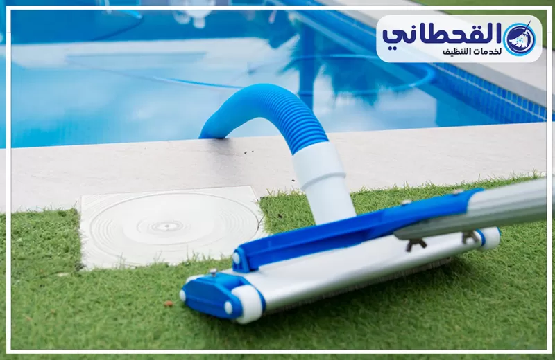 تنظيف أحواض السباحة بسيهات 0548145142 شركة القحطاني معدات تنظيف مسابح بجانب المسبح، توضح استخدام خرطوم وفرشاة مخصصة لإزالة الرواسب والحفاظ على نظافة المياه.