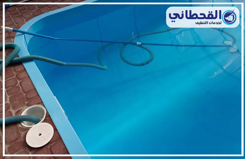 تنظيف حمامات سباحة بسيهات 0548145142 شركة القحطاني مسبح أثناء عملية التنظيف باستخدام خراطيم ومعدات مخصصة لسحب الرواسب وتنقية المياه.