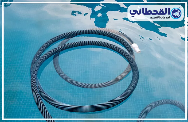 غسيل وتعقيم المسابح بعنك 0548145142 شركة القحطاني. بركة سباحة متصلة بخطين من الخرطوم لتوصيل المياه، مع التركيز على نظافة المسابح.