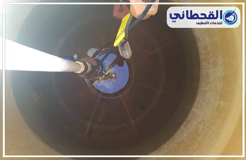 شركة غسيل خزانات بالدمام 0548145142 شركة القحطاني صورة من داخل خزان مياه أثناء الفحص، تظهر المضخة والأنابيب مع وجود رواسب واتساخات تحتاج إلى تنظيف وغسيل داخلي.