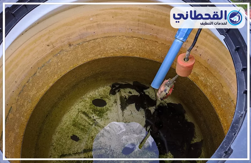 فني تنظيف خزانات بسيهات 0548145142 شركة القحطاني توضح الصورة خزان مياه قبل التنظيف، مع تراكم كثيف للطحالب والرواسب والأوساخ في القاع وعلى الجدران الداخلية